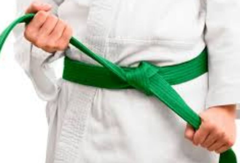 Borilacka oprema- pojas zeleni na belom kimonu